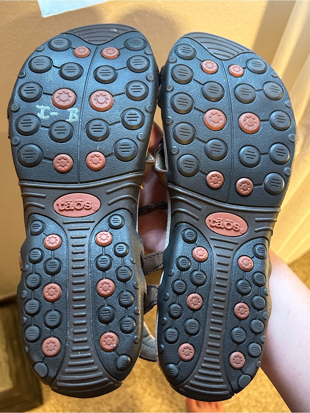 Taos Women's Size 10 Brown Patterned Strappy Comfort Sandals Boho Hiking Travel - Picture 9 of 9